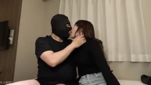 FC2PPV-4690304 Миленькая красотка в принудительном deepthroat и кремпае в одежде